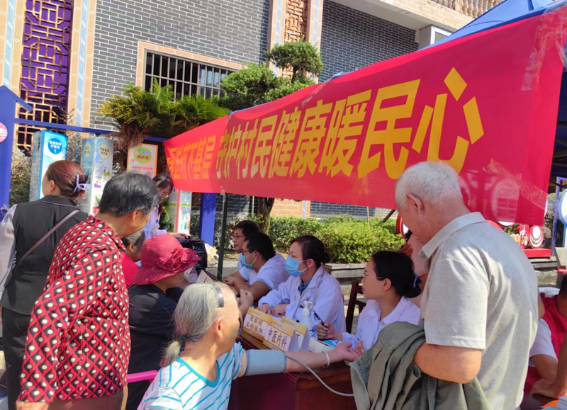 我院巾幗文明崗成員赴臨桂區泗林村開展義診活動