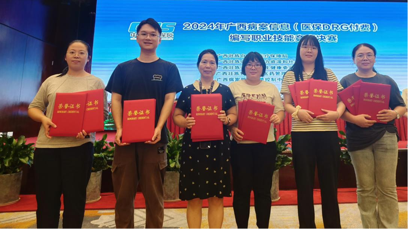 桂林代表隊獲團體二等獎合影（左二為王宇權）.png