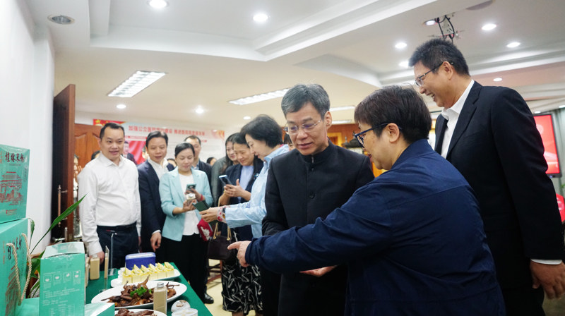 中國(guó)藥膳研究會(huì)會(huì)長(zhǎng)、國(guó)家中醫(yī)藥管理局醫(yī)政司原司長(zhǎng)蔣健，廣州中醫(yī)藥大學(xué)副校長(zhǎng)、廣東省中醫(yī)院院長(zhǎng)張忠德一行到桂林市中醫(yī)醫(yī)院開展粵桂中醫(yī)藥合作交流