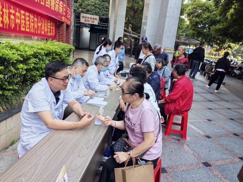 我院內分泌科黨支部攜手藥學部黨支部開展“聯合國糖尿病日”義診系列活動