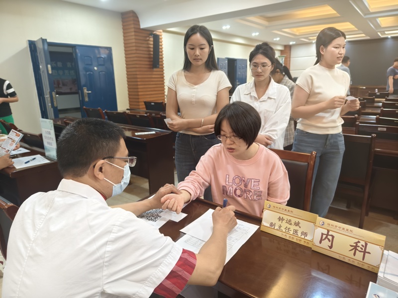 桂林市中醫(yī)醫(yī)院赴桂林市航天工業(yè)學(xué)院開展中醫(yī)藥文化進(jìn)校園活動(dòng)