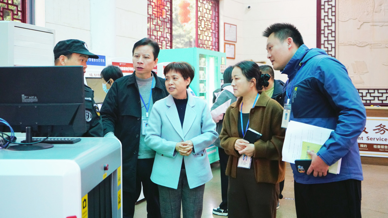 緊繃安全弦 把好節前關丨桂林市衛生健康委領導到桂林市中醫醫院開展節前安全生產檢查